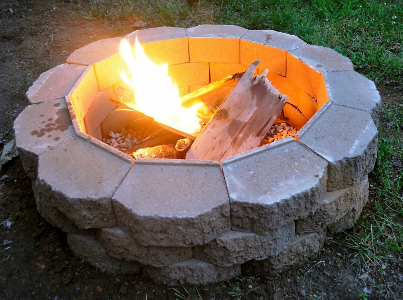 sichere Feuerstelle selber bauen Gartengestaltung mit Steinpflastern