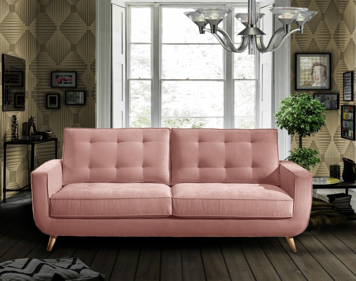 sofa chester retro möbel rosa holzdielen wandtapeten geometrische muster