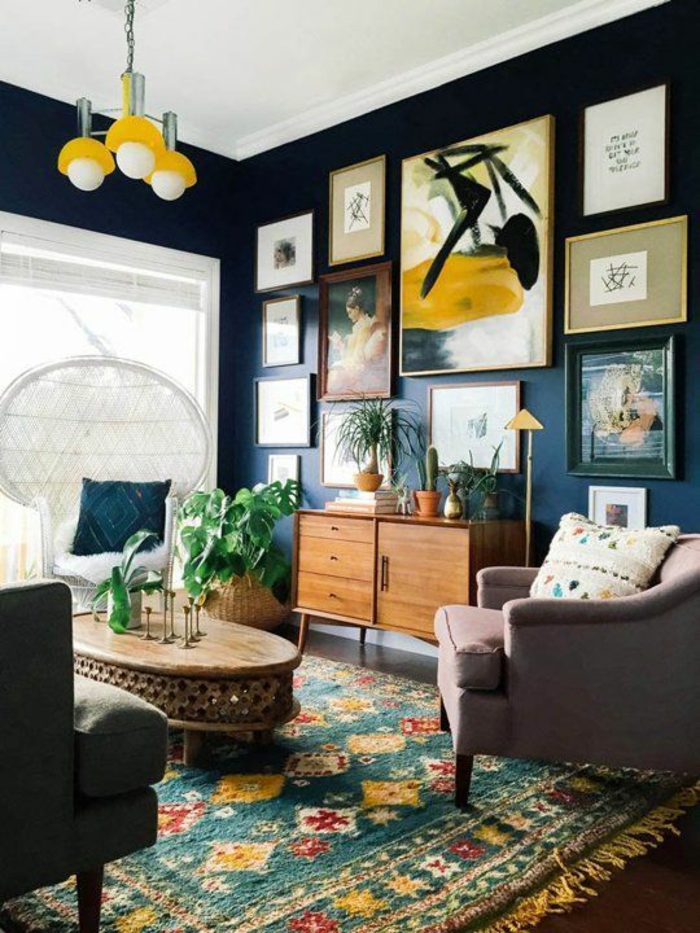 teppich wohnzimmer farbig dunkelblaue wand bilder pflanzen