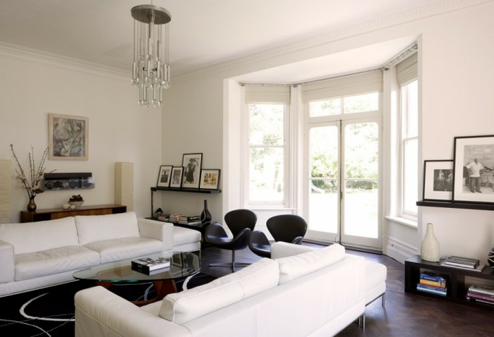 teppich wohnzimmer stilvoll weiße sofas leuchter