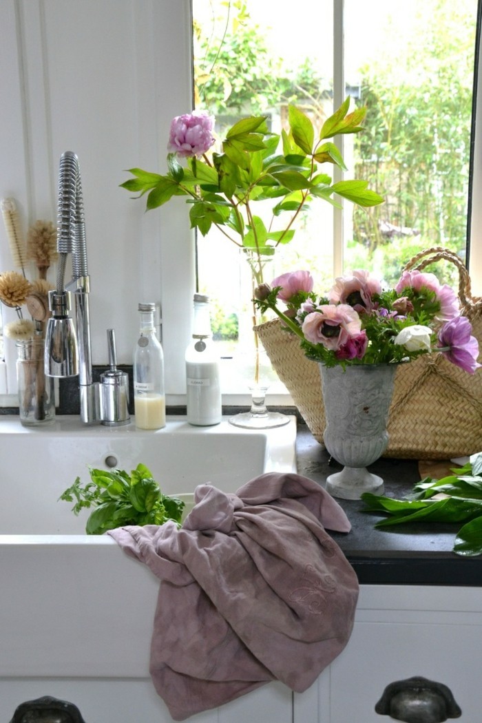 tischdeko dekoideen mit blumen in vasen für die küche