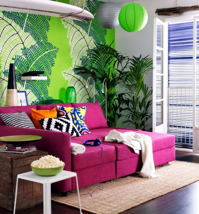 wandtapeten wohnzimmer grüne tapete lila sofa