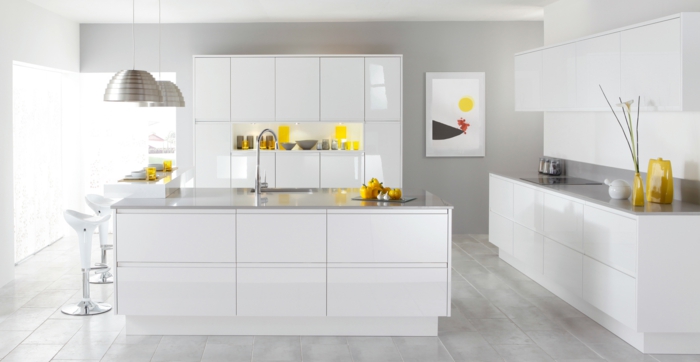 weiße küche küchengestaltung modern pendelleuchten metall matt küchenschränke minimalistish