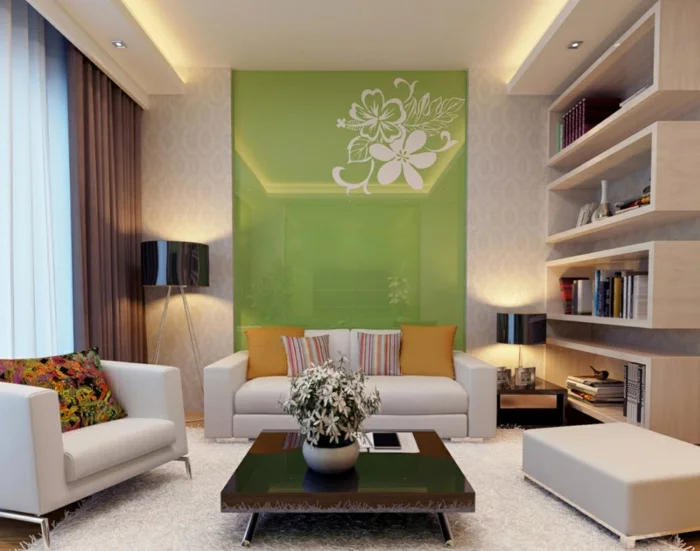 kleiner Wohnraum mit grüner Akzentwand frischen Kissen und offenen Wandregalen