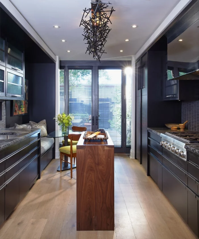 wohnung einrichten wohnideen küche coole kücheninsel holztextur schwarze küchenschränke