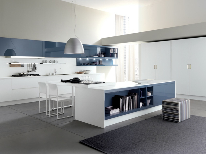 wohnung einrichten wohnideen küche weiß blau schwarzer teppich