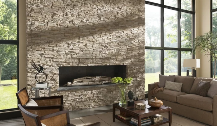 Wohnzimmer mit Steinwand, Kamin und beigen Möbeln