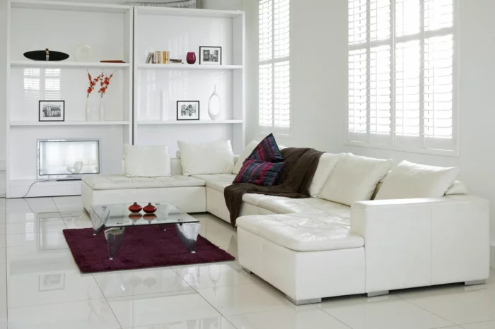 wohnzimmereinrichtung ideen weißes sofa lila teppich weiße bodenfliesen