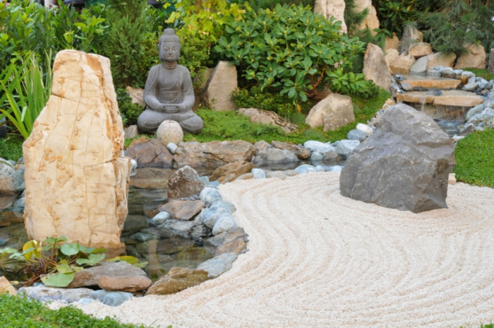 zen garten steinblöcke sand kieselsteine gartenteich buddha statue