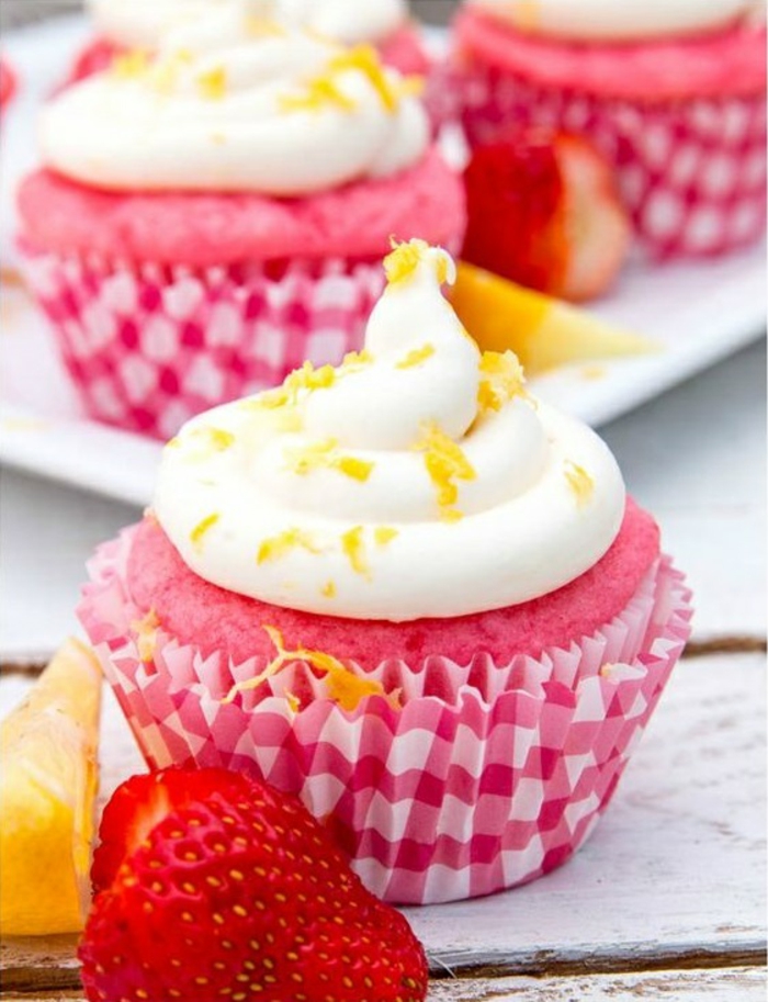Erdbeer Cupcakes Rezept einfach kleine rosa Törtchen backen