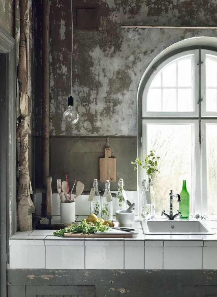 Fensterdeko für die Küche im industriellen Stil alte Flaschen grüne Pflanzen 