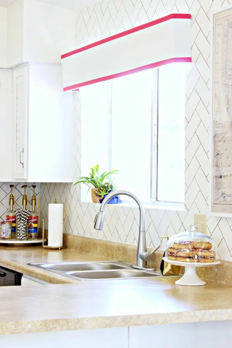 moderne Küche in hellen Farben gestaltet eine Topfpflanze am Fenster als Deko im Raum 