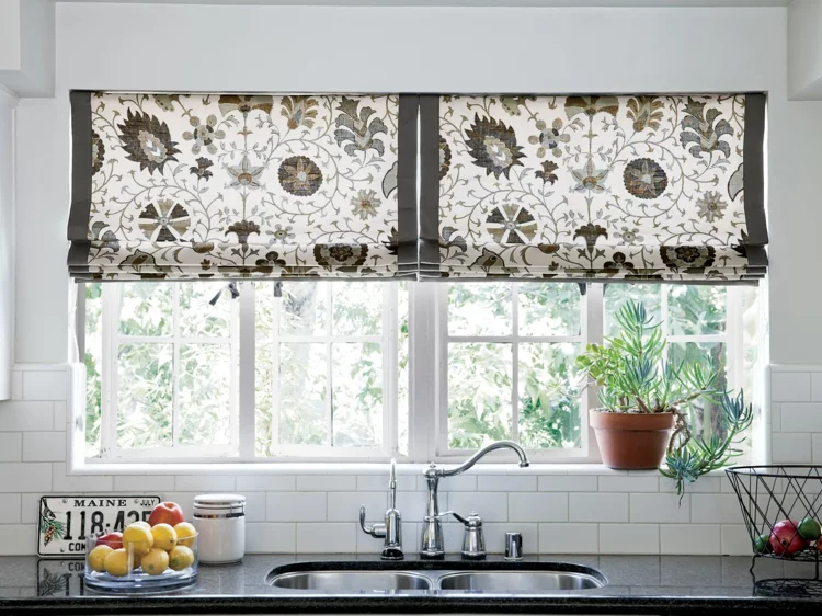 Fensterdeko für die Küche Zimmerpflanzen und Fensterrollo mit Vintage Muster