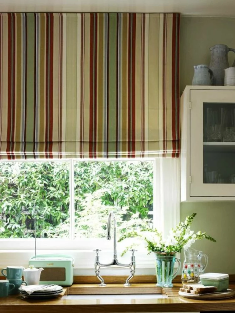 Fensterdeko für die Küche Zimmerpflanzen Schnittblumen und blickdichres Rollo kombinieren 