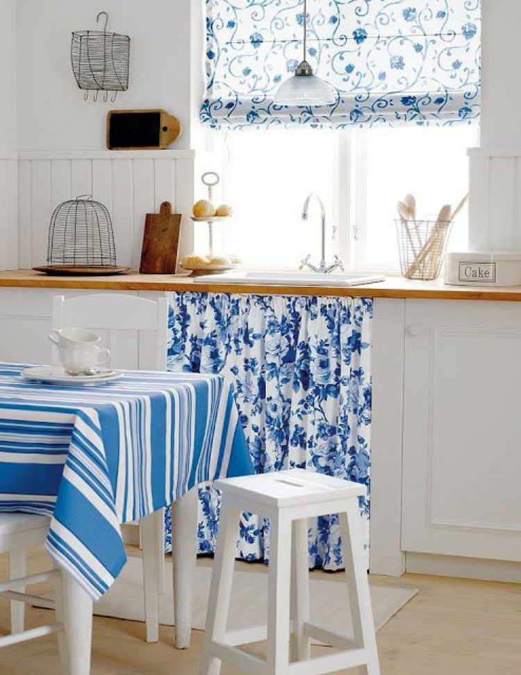 Fensterdeko Ideen Küche Zimmerpflanzen blaues Faltrollo