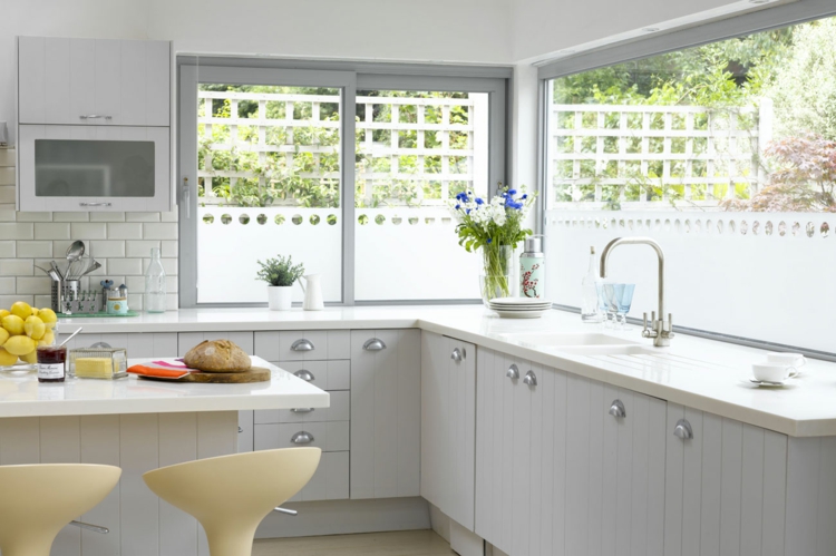 Fensterdeko Ideen Küche Zimmerpflanzen hell weiß sauber