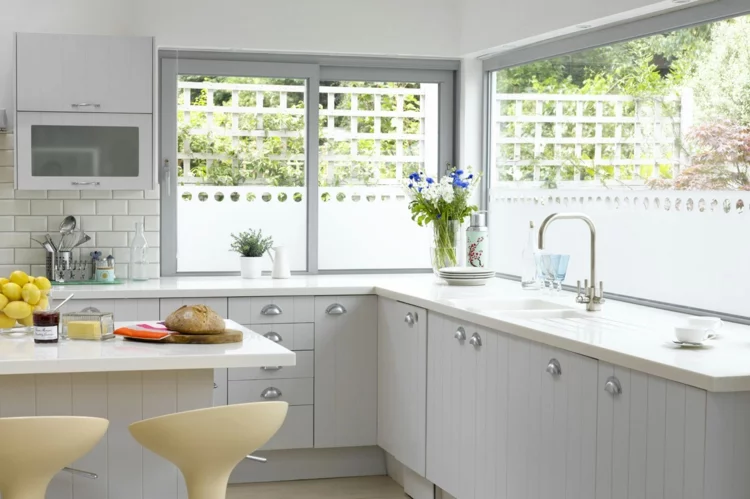geräumige Küche in hellen Farben gestaltet weiße Fensterfolien Fensterdeko für die Küche 