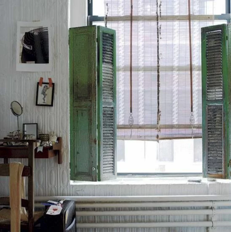 alte Fensterläden mit Vintage Flair machen die Fensterdeko für die Küche aus 