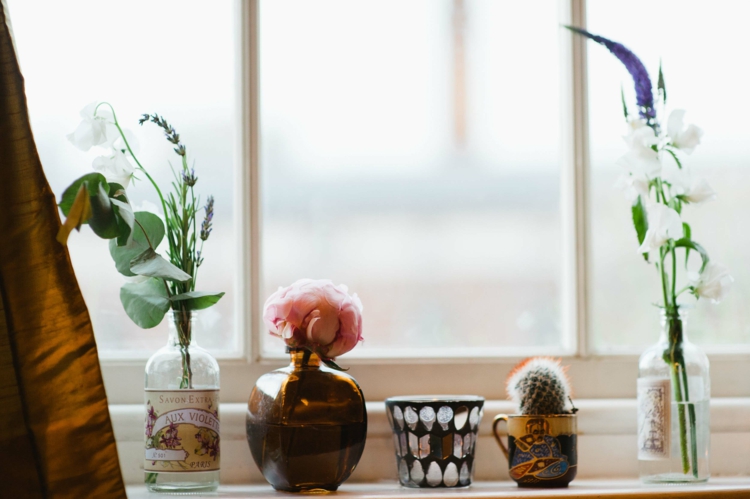 Fensterdeko Ideen Küche Zimmerpflanzen und schöne Schnittblumen Deko Vasen