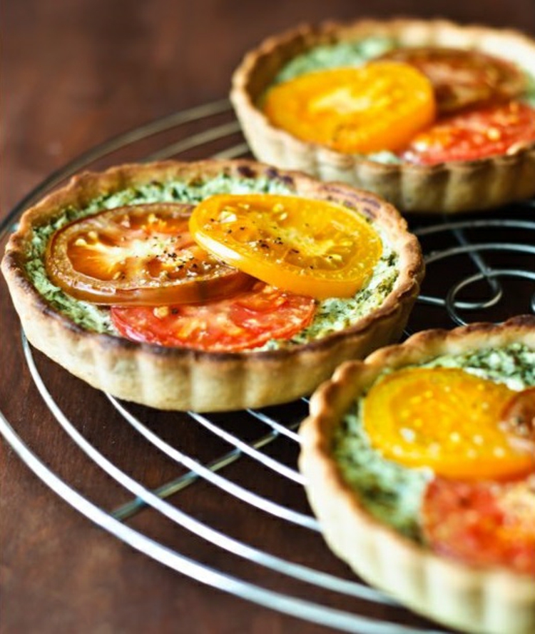 Gemüse-Quiche mit Spinat und Tomaten