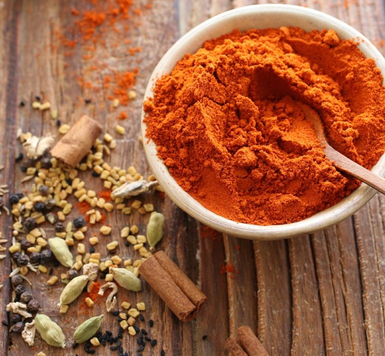 Verschiedene Gewürzmischungen in Schälchen