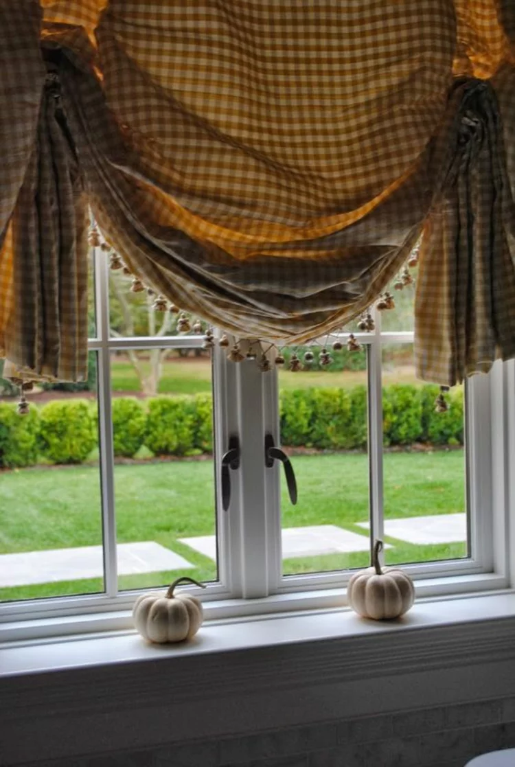 Halloween Fensterdeko für die Küche dekorative Kürbisse und blickdichte Gardinen 
