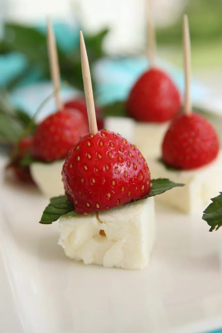 Partysnacks Rezepte vegetarische Spieße Käse Erdbeeren