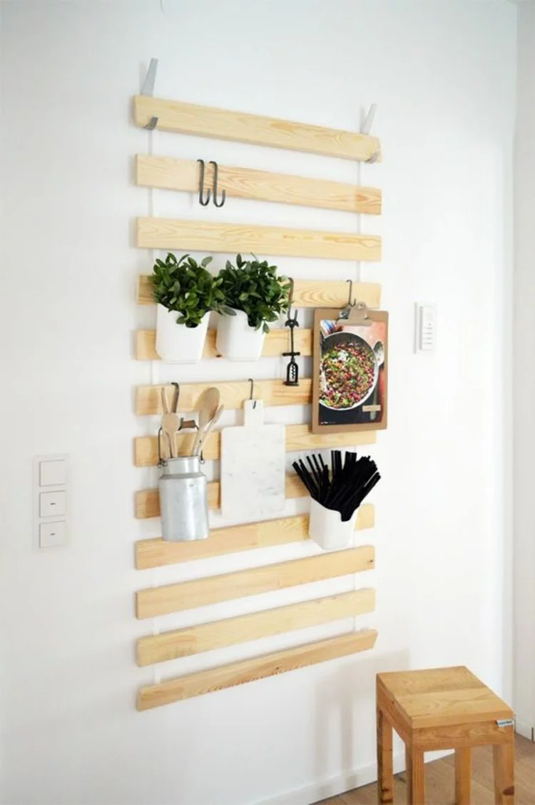 Wohnung einrichten Tipps Wandbrett Holz Zimmerpflanzen aufhängen