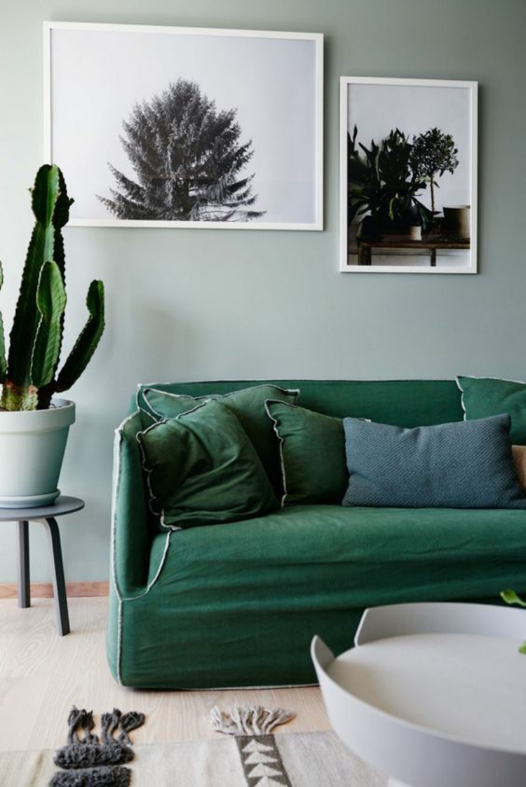 Wohnung einrichten Tipps Wohnzimmer Sofa dunkelgrün Kaktus