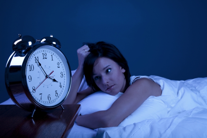 besser schlafen frau schlafstörungen wecker retro weiße bettwäsche