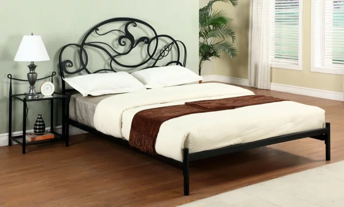 besser schlafen schlafzimmereinrichtung doppelbett metallbett matratze tagesdecke