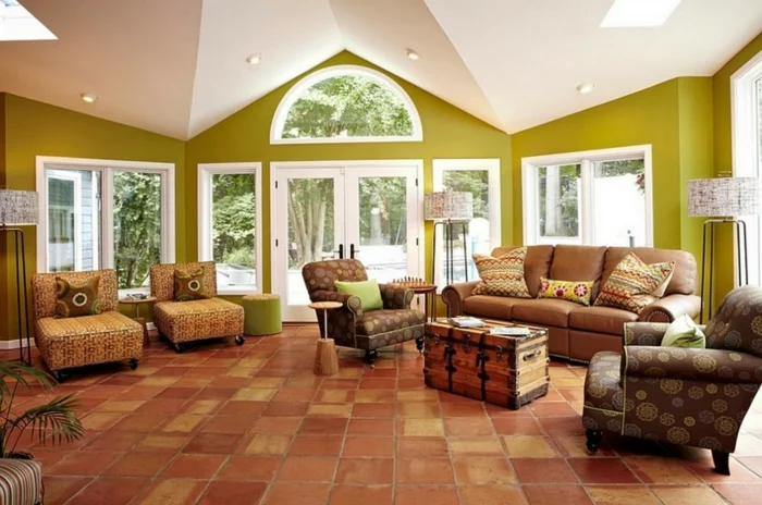 farbige Bodenfliesen, grüne Wände und weiße Decke