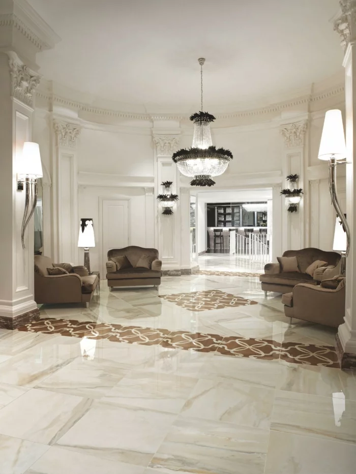 luxuriöse Wohnzimmer Fliesen in heller Farbe und braune Möbel