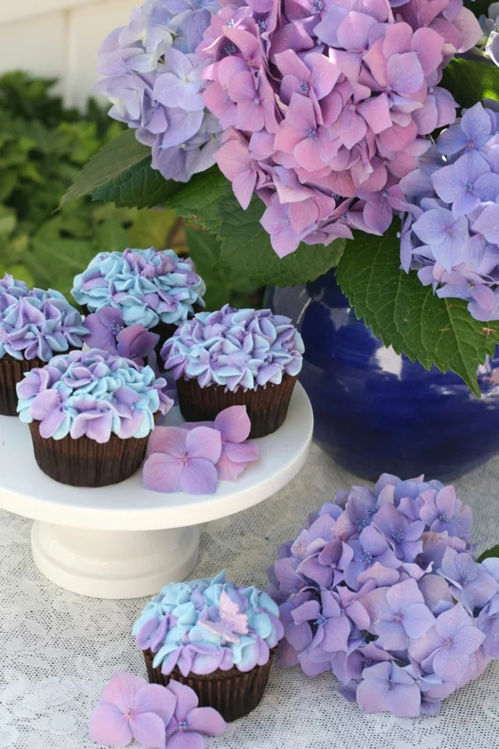 cupcake deco ideen blumen hortensien lila blau sommerparty gartenparty