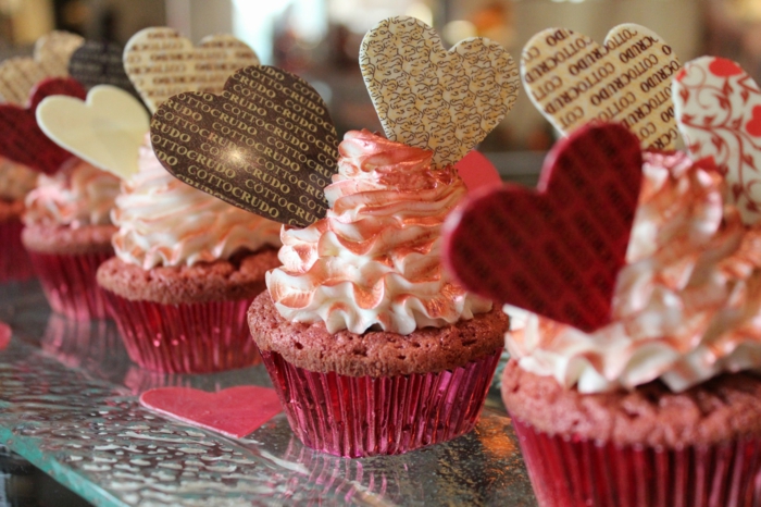 cupcake deco ideen valentinstag party tischdeko herzen
