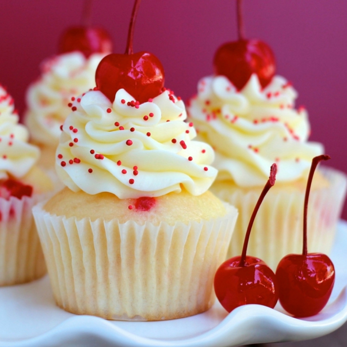 cupcake deco muffins hell sahne rote zuckerstreusel kirschen