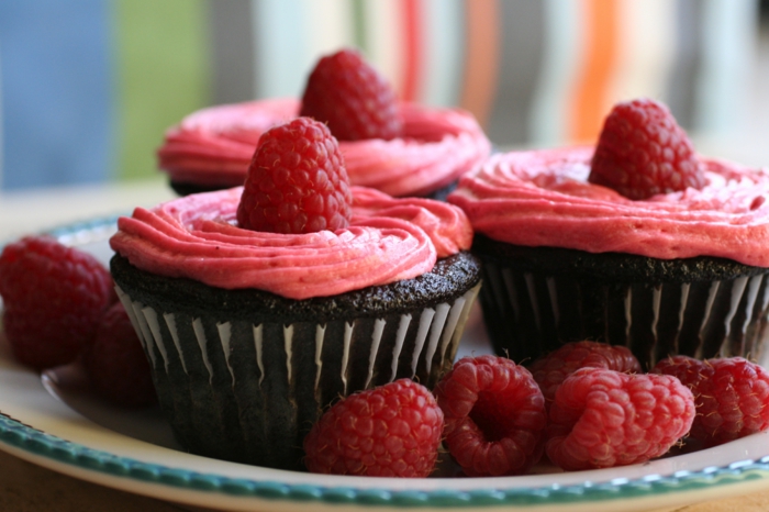 cupcake deco muffins ideen himbeeren sahne schokoladenkuchen rezept