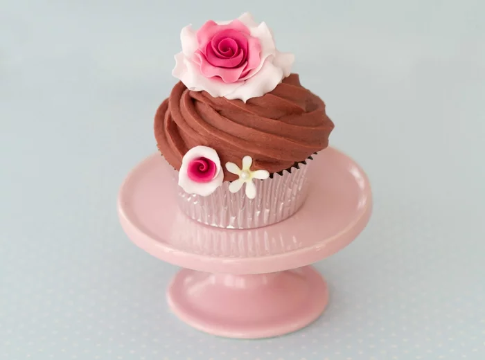 cupcake deco muffins kakaocreme zuckerblumen rosen
