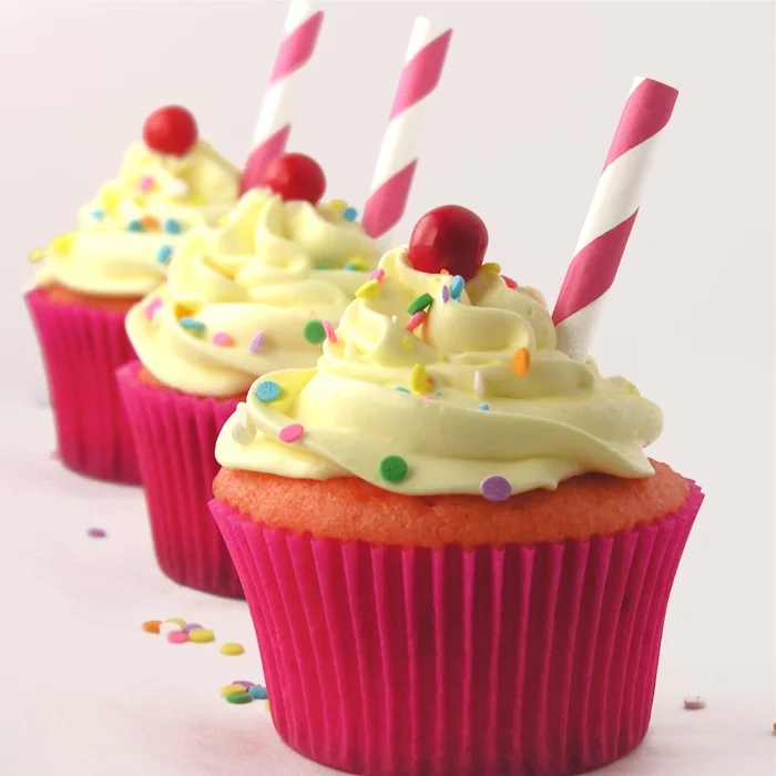 Cupcake Deko muffins kirschen konfetti strohhlam party geburtstag