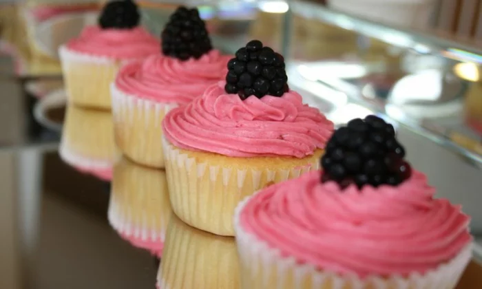 cupcake deco muffins rosa sahne brombeeren
