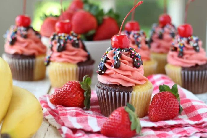 cupcake deco muffins sahnehäubchen rosa erdbeeren kirsche schokosoße zuckerstreusel
