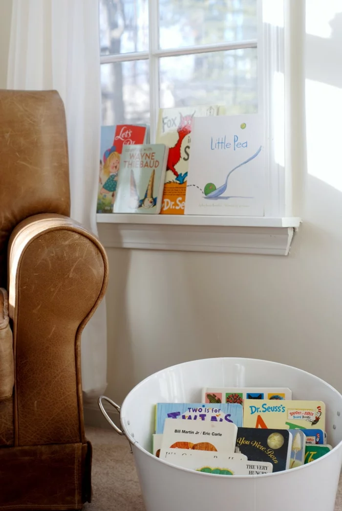 Fensterbank Dekoration im Kinderzimmer mit Büchern