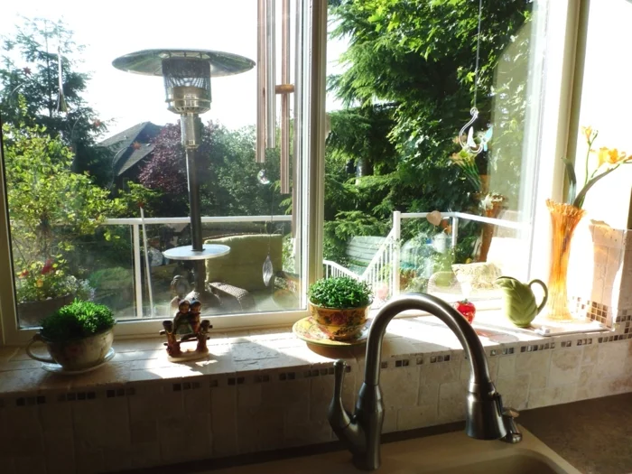 Fensterbank Dekoration mit kleinen Dekoartikeln und Topfpflanzen 
