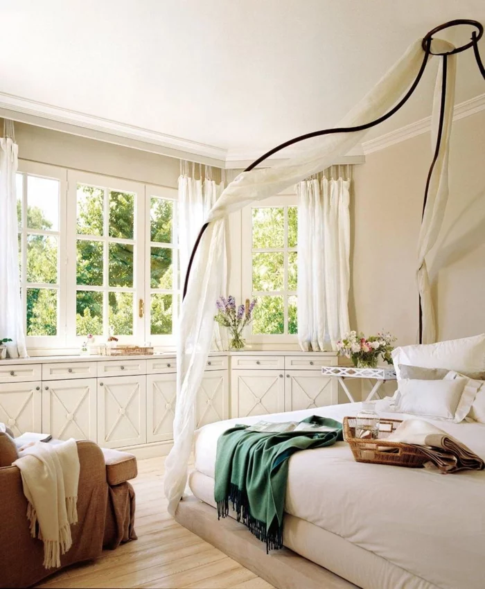 Fensterbank Dekoration mit Blumen für das Schlafzimmer und luftige Gardinen