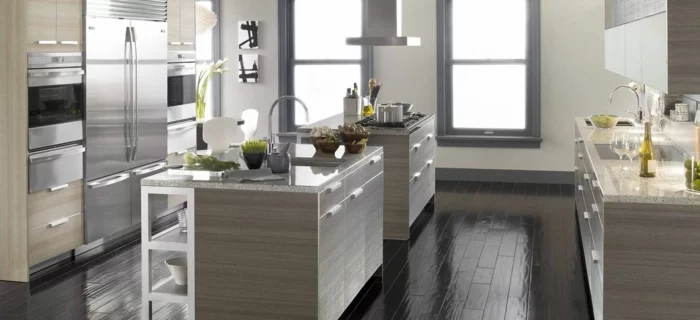 design kühlschrank moderne küche einrichten dunkle bodenfliesen helle einrichtung
