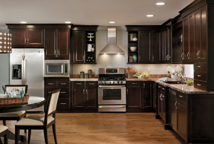 design kühlschrank silbern braune küchenschränke einbauleuchten essbereich