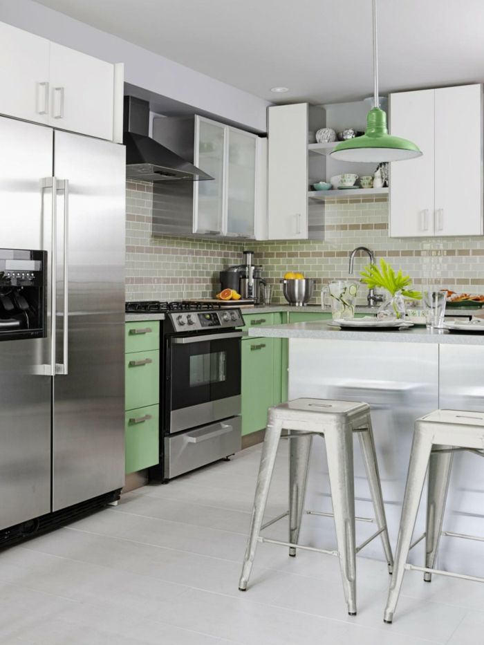 design kühlschrank silbern grüne küchenschränke mosaikfliesen weiße bodenfliesen