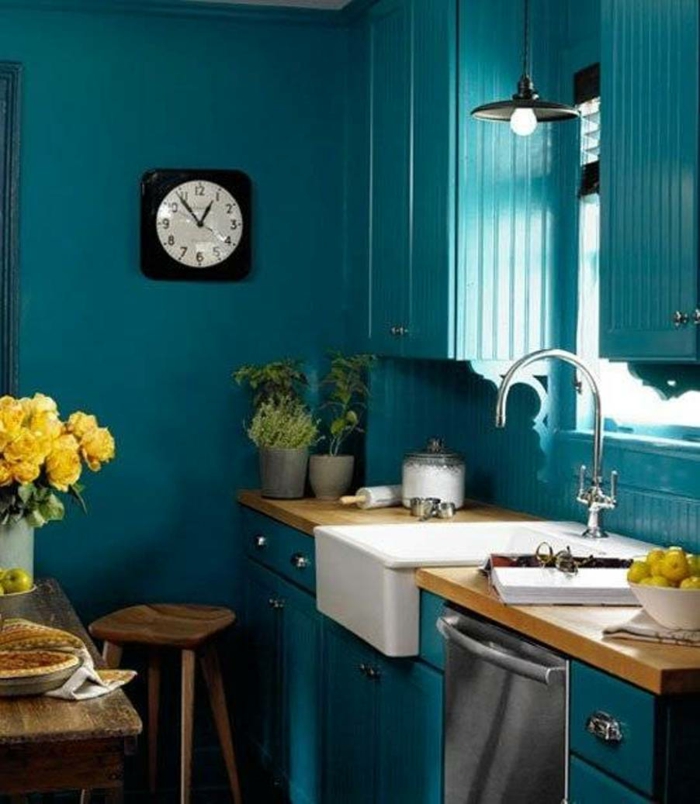 einrichtungsbeispiele trendfarbe wandgestaltung wanddesign blaugrün küche