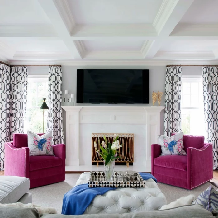 einrichtungsideen wohnideen wohnzimmer lila sessel gardinenmuster eleganter teppich
