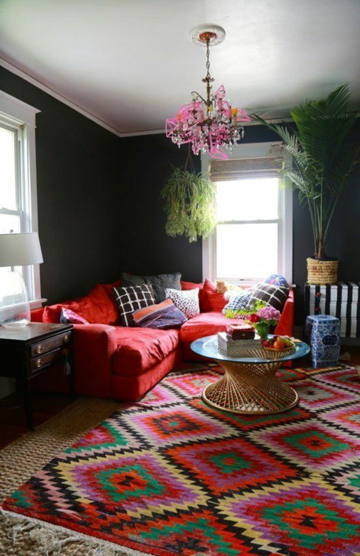farbige wände dunkelgrau farbiger teppich rotes sofa